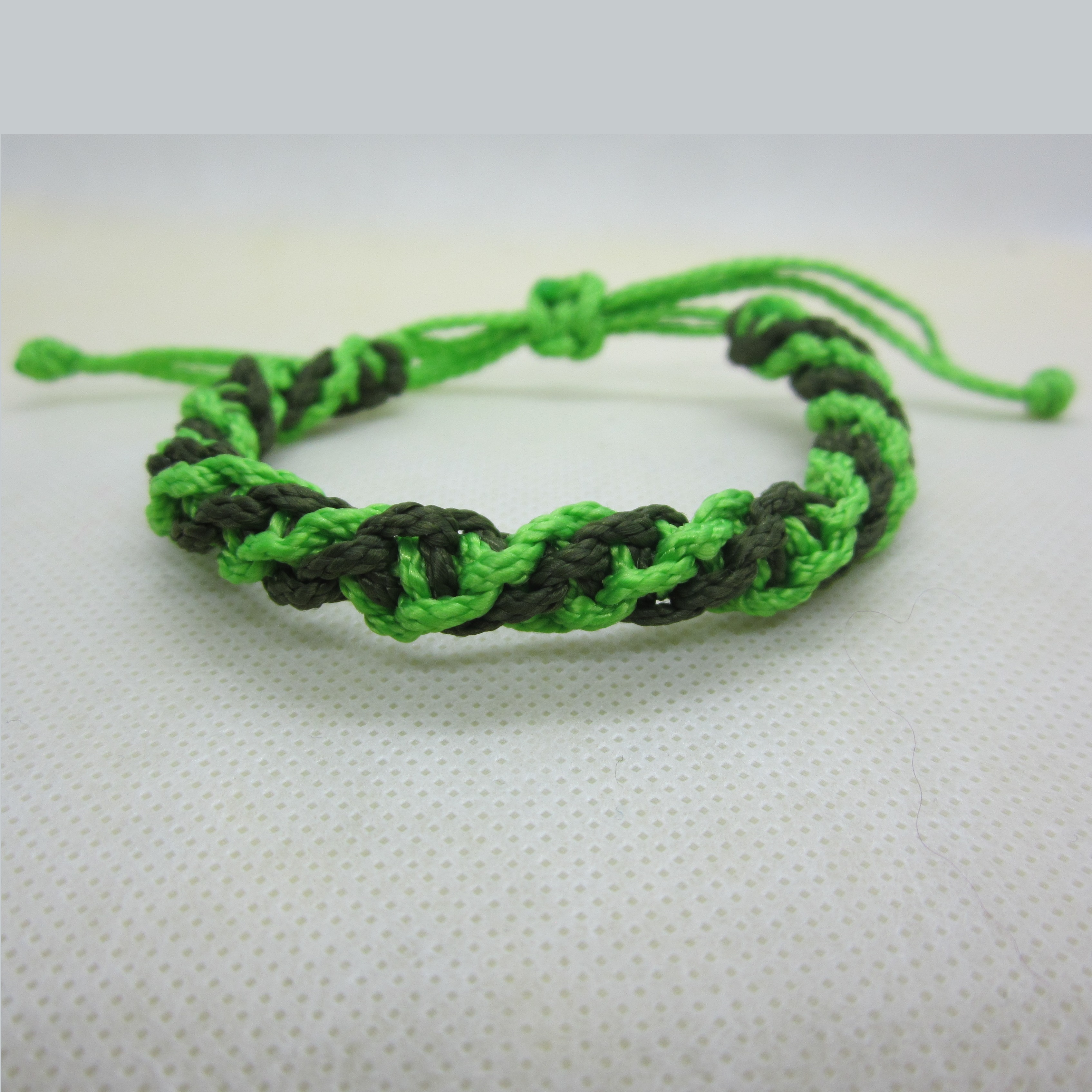 Bracelet macrame two colors green